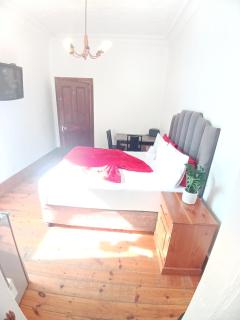 Neo & Ruks Guest Houses goodwood 3 - 4