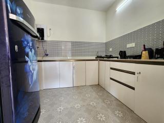 Tropical 1BHK Modern Apartment with Pool, Balcony - 5 Minutes to Candolim Beach - 5