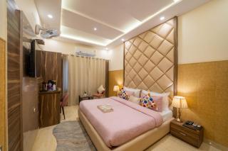 Perfectstayz Premium at Harkipauri Road - Ganga view rooftop cafe - 3