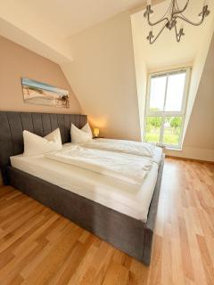 Frisch renoviertes FH Südblick am Meer in Breege, Meerblick von allen drei Etagen, Terrasse, Balkon, Sauna und Parkplatz - 3