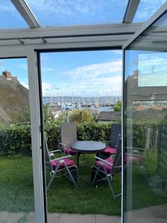 Frisch renoviertes FH Südblick am Meer in Breege, Meerblick von allen drei Etagen, Terrasse, Balkon, Sauna und Parkplatz - 8