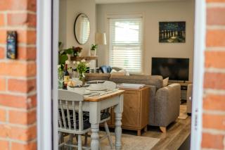 Contractor & Business House with Garden, Full Kitchen, Free Parking & Fast WiFi - 0