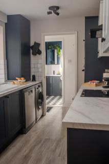 Family Business House Free Parking - 6