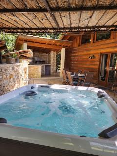 CHALET EN RONDINS AVEC SPA - 5 personnes - 9