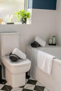 Family Business House Free Parking - 8