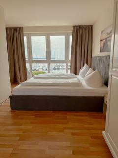 Frisch renoviertes FH Südblick am Meer in Breege, Meerblick von allen drei Etagen, Terrasse, Balkon, Sauna und Parkplatz - 2