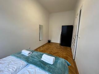 Comfortable & Amazing 2BR Apt with Local Flair - 9