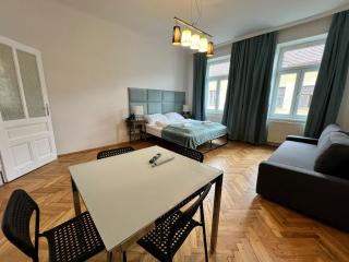 Comfortable & Amazing 2BR Apt with Local Flair - 8