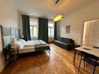 Comfortable & Amazing 2BR Apt with Local Flair - 4