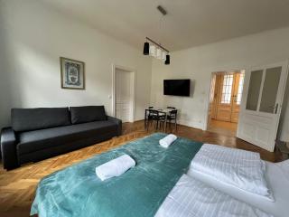 Comfortable & Amazing 2BR Apt with Local Flair - 3