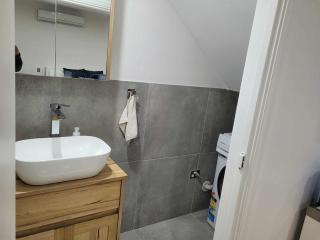 Luxury Private Ensuite Retreat with Pool, Tennis & Alfresco - 2