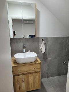 Luxury Private Ensuite Retreat with Pool, Tennis & Alfresco - 5