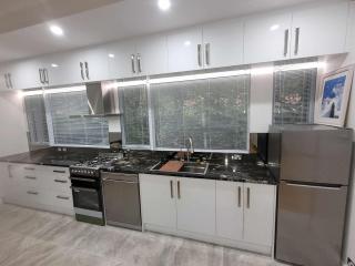 Luxury Private Ensuite Retreat with Pool, Tennis & Alfresco - 1