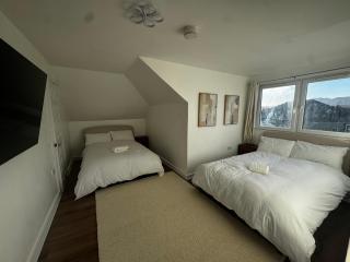 4BR Home near Airport & City Centre Free Parking - 3