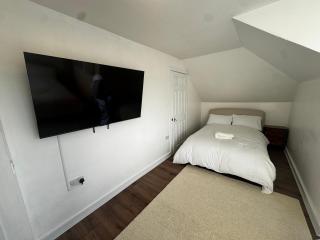 4BR Home near Airport & City Centre Free Parking - 4