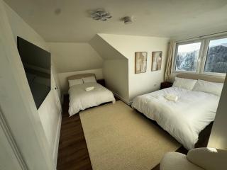 4BR Home near Airport & City Centre Free Parking - Edimburgo - 0