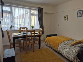 Potter or Not, Family & Contractor Friendly Flat - 9