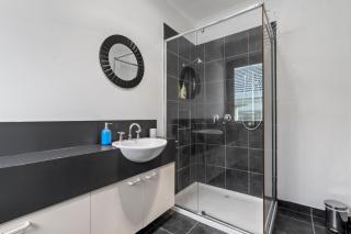 Large 5BR Home-Pool-BBQ-4 CarPark-Central Location - 6