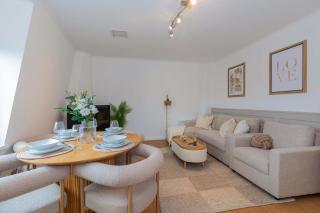 Stylish 2BR Apartment in Central Eton - 0