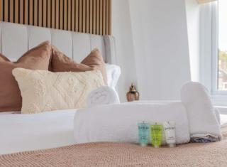 Stylish 2BR Apartment in Central Eton - 5