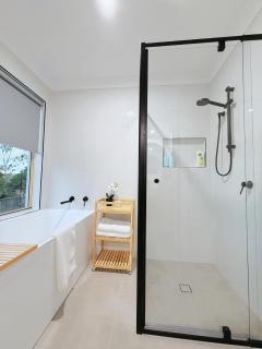 Family & Pet-Friendly 4BR Home Freshly Renovated near Transport & Malls - 4