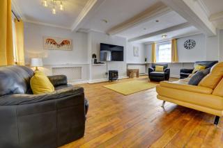 5 bedrooms, sleeps up to 16, secure parking space & comfort - 0