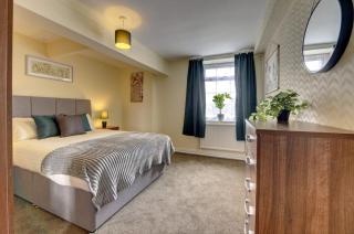 5 bedrooms, sleeps up to 16, secure parking space & comfort - 9
