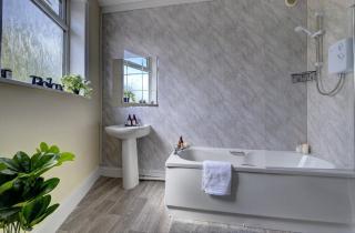 5 bedrooms, sleeps up to 16, secure parking space & comfort - 8