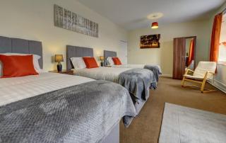 5 bedrooms, sleeps up to 16, secure parking space & comfort - 7