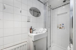 Compact & Bijou Chelsea Studio - 8