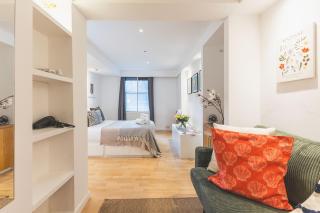 Compact & Bijou Chelsea Studio - 2