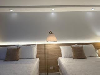 Newly renovated luxury, modern style Waikiki Sunset Hotel Ocean view Freeparking - 0