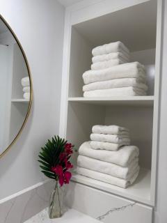 Newly renovated luxury, modern style Waikiki Sunset Hotel Ocean view Freeparking - 2