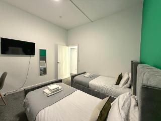 City Centre Bury Stay - Modern 3 Beds, 2BR - 3
