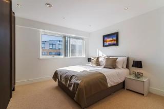 Modern 2 Bedroom Apartment in Canada Water London - Stylish Stay by the River Thames - 3
