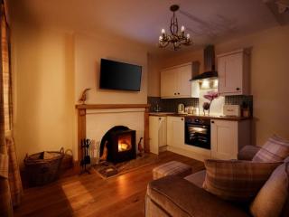 Romantic Cottage with Wood-fired Hot tub and Outdoor Pizza Oven - 8