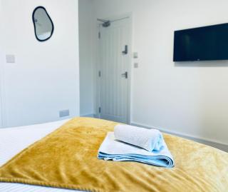 Modern 8-Bed Guest House, 5 Mins to Heathrow - 4