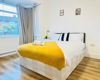 Modern 8-Bed Guest House, 5 Mins to Heathrow - 3