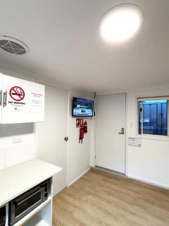 Charlestown Central Back Unit 2 Beds & Kitchenette - 5