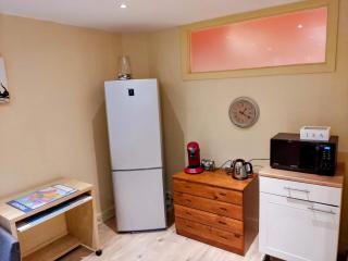 Modern half-basement 1BR near Montgomery & VUB - 3