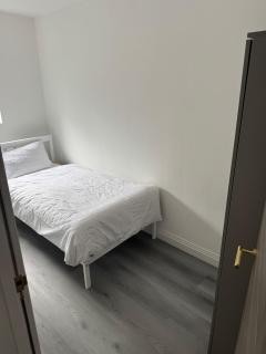 Three-Bedroom Flat Located off Oxford Street - 4