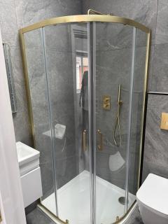 Three-Bedroom Flat Located off Oxford Street - 3