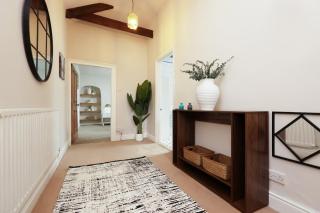 Spacious 3BR Flat in Cowbridge Centre - 2