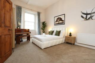 Spacious 3BR Flat in Cowbridge Centre - 1