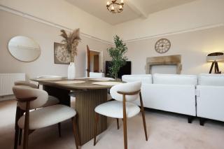 Spacious 3BR Flat in Cowbridge Centre - 5