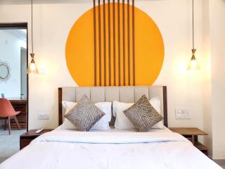 The Retro Corner - Modern 1BHK Apartment, Pool Access - Quick to Beach - 9