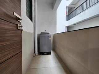 The Retro Corner - Modern 1BHK Apartment, Pool Access - Quick to Beach - 1