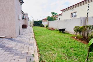 Tsholofelo East Guesthouse - 1