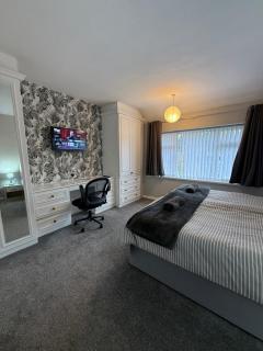 3 BR Family & Contractors Near NEC & Bhm Airport Parking 3 - 1