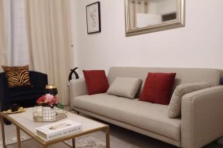 2 Bed House Sleeps 4 - Private Garden Parking - 0